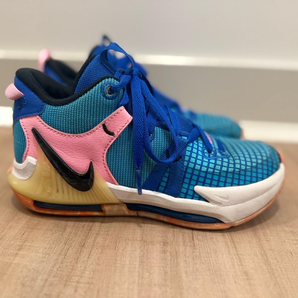 Nike Kids' Lebron Witness VII Basketball Shoe